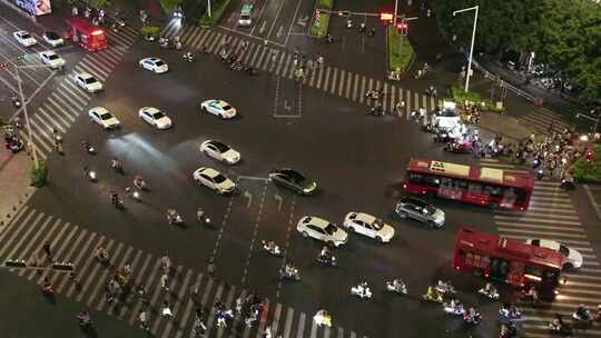 城市路口夜晚交通车流景象