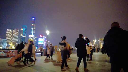 上海外滩游客人流夜景视频素材
