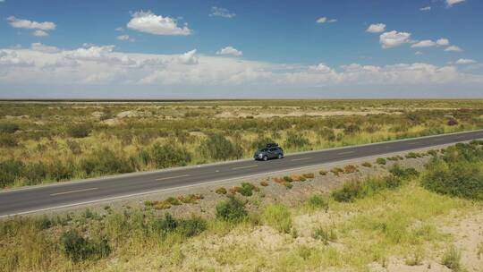 新疆塔里木盆地草原笔直的公路风光