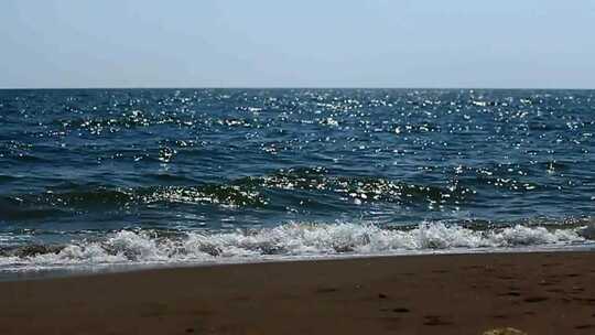 强烈的海滩海浪袭击海岸