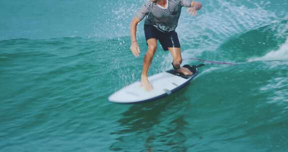 男子冲浪特写