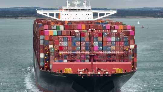 超大型货轮集装箱跨海贸易