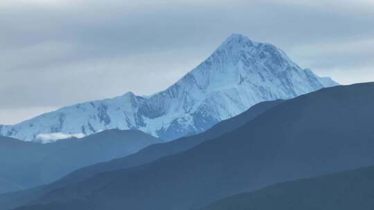 四川甘孜航拍清晨的横断山脉蜀山之王贡嘎山