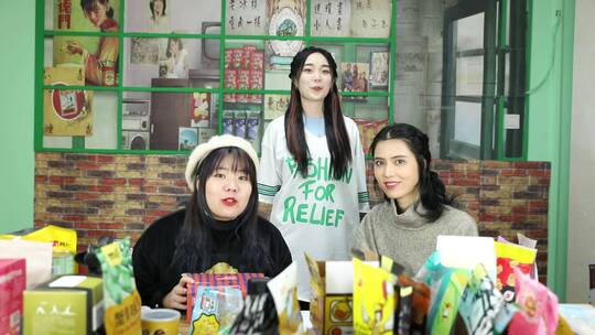 食品零食直播间3个女孩视频素材模板下载