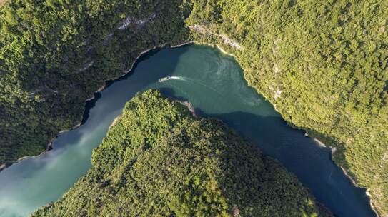航拍龙鳌河水墨丹青画九曲公路嵌青山美成诗