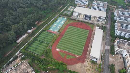 学校操场和周边建筑鸟瞰全景