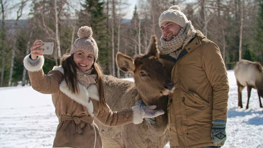 冬季户外和鹿自拍的情侣