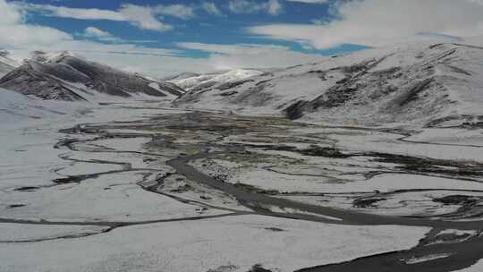 青海果洛州冬日蓝天白云雪山航拍4k视频