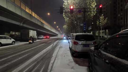 雪夜红绿灯马路电动车高清实拍