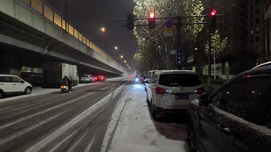 雪夜红绿灯马路电动车高清实拍视频素材模板下载
