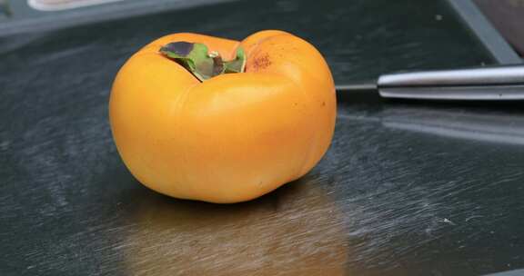 放刀板上的一个成熟柿子