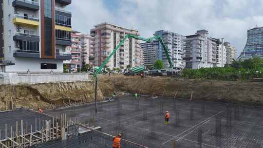 建筑工人鸟瞰钢筋弯曲和地基铺设