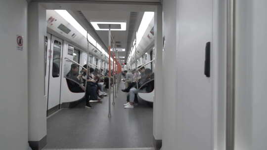 地拍武汉地铁站车厢主观视角