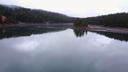 云雾缭绕的森林湖泊全景