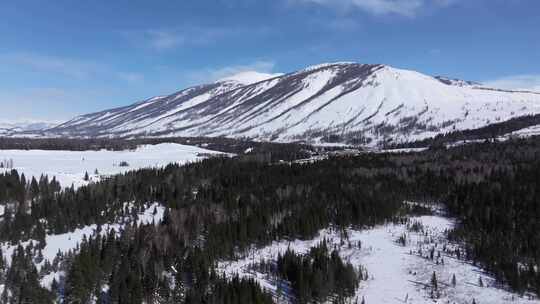 航拍新疆冬季喀纳斯河流晨雾雪山森林雪景