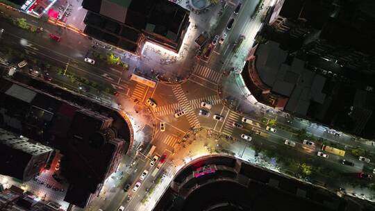 夜晚十字路口车流晚上城市路口交通航拍车辆