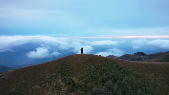 登山爬山徒步一个人的旅行背包客