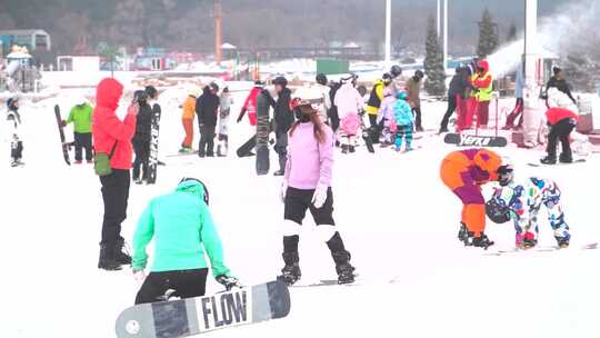 滑雪场 冬季冰雪季 单板双板滑雪.mp4