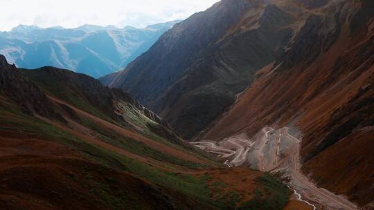 山路崎岖视频中国西部青藏高原蜿蜒曲折土路拍摄