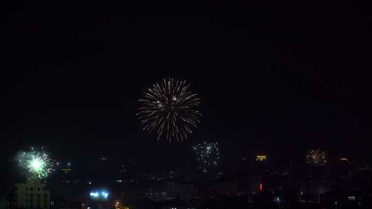 春节农村烟花燃放烟火夜晚看烟花实拍视频