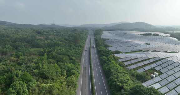 高速公路经过森林和太阳能光伏发电站