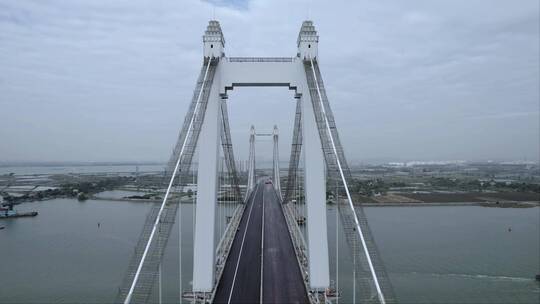 航拍大桥建设状态，升镜头拍摄