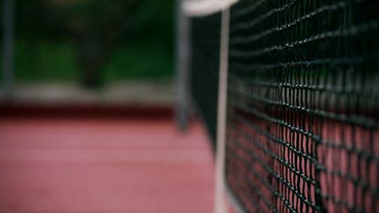 网球击打在网上的特写镜头