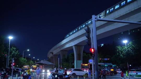 夜晚运行的深圳地铁