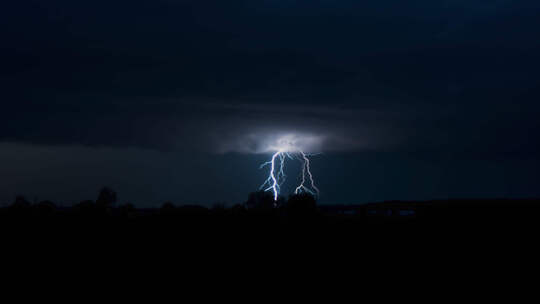 夜间雷雨