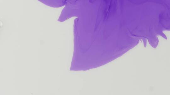 紫色染料滴放在水中