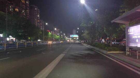 城市夜景街头景象商铺行人路上交通