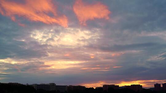 城市小区天空日落晚霞延时云朵变化夕阳黄昏
