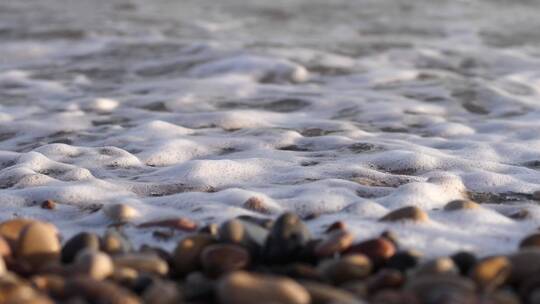 海浪拍打鹅卵石