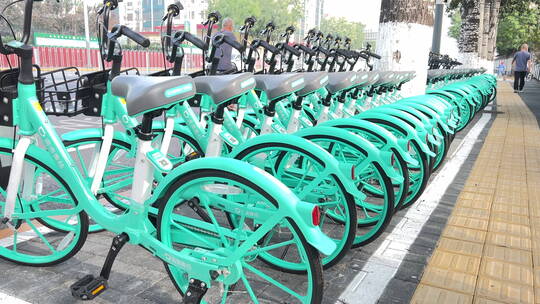 北京市区排列整齐的共享单车特写