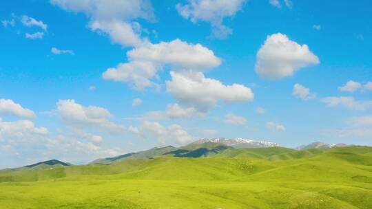 航拍新疆蓝天白云下的山脉