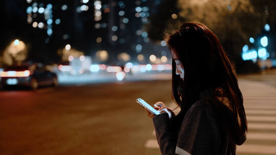 夜晚天桥上孤独寂寞失落迷茫忧郁的女孩
