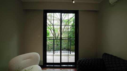 室内落地窗与沙发场景