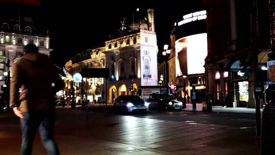 伦敦夜晚繁忙的街头景象