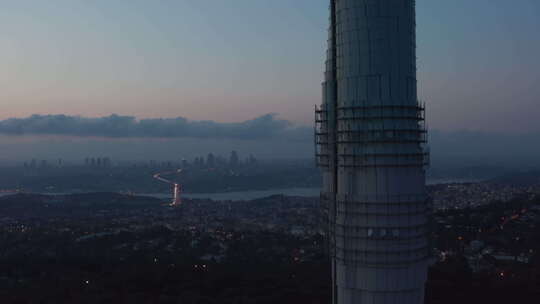 伊斯坦布尔电视塔闪烁的灯光，俯瞰伊斯坦布尔全境，空中起重机