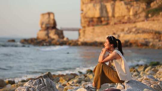 山东烟台夕阳落日下，大海边的女孩背影