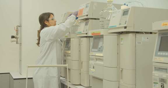 在实验室的高效液相色谱机上处理化学物质的