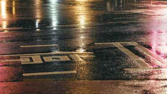 上海梅雨季城市暴雨街头夜景