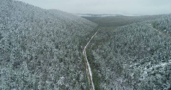 航拍大兴安岭春季降雪山林公路