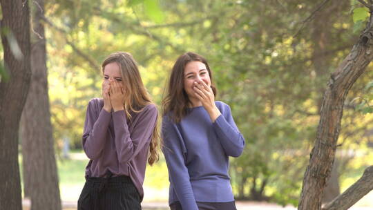 两个女人在公园大笑