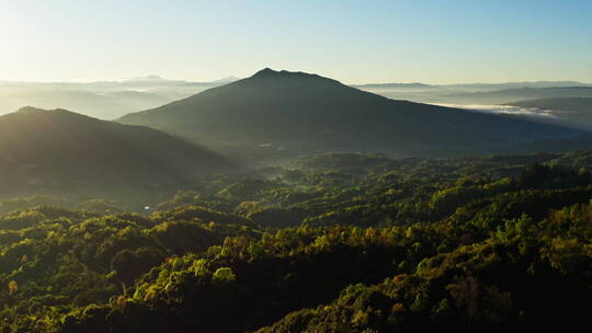 日出时的山川大地