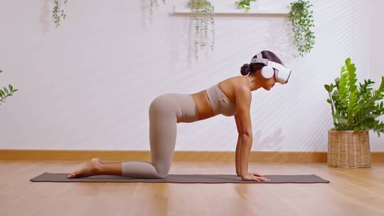 戴虚拟现实做瑜伽训练的女人