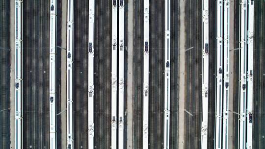 多辆停在铁路轨道上的高铁航拍