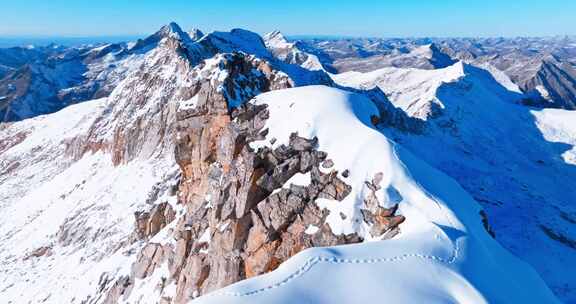 航拍川西高原达古冰川冬日风景壮丽雪山