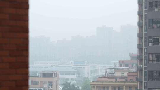 雨天的城市住宅楼实拍