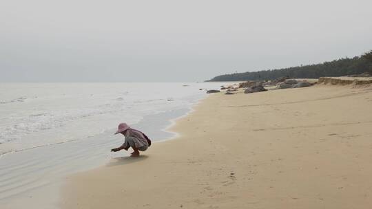 4K实拍阴天的海边